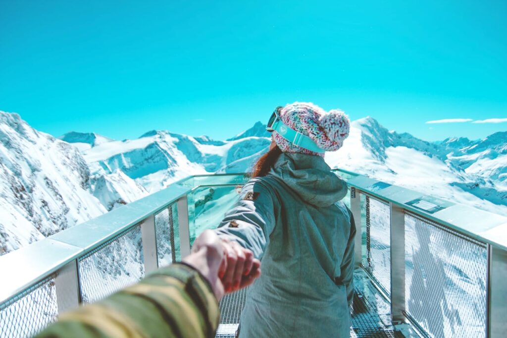 Reisefoto mit Paar am Aussichtspunkt im Winter