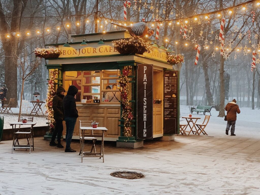 kerst café buiten sneeuw foto