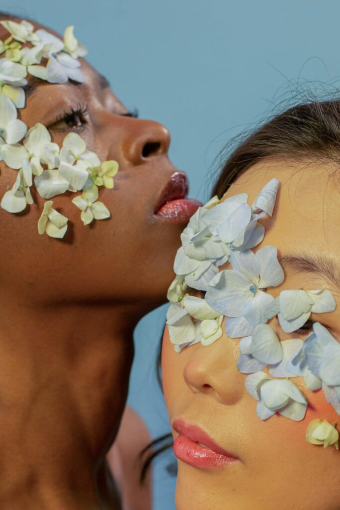 twee vrouwen met bloemen op hun gezicht