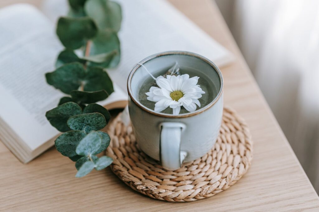 eine weiße Blume in einer Tasse Tee